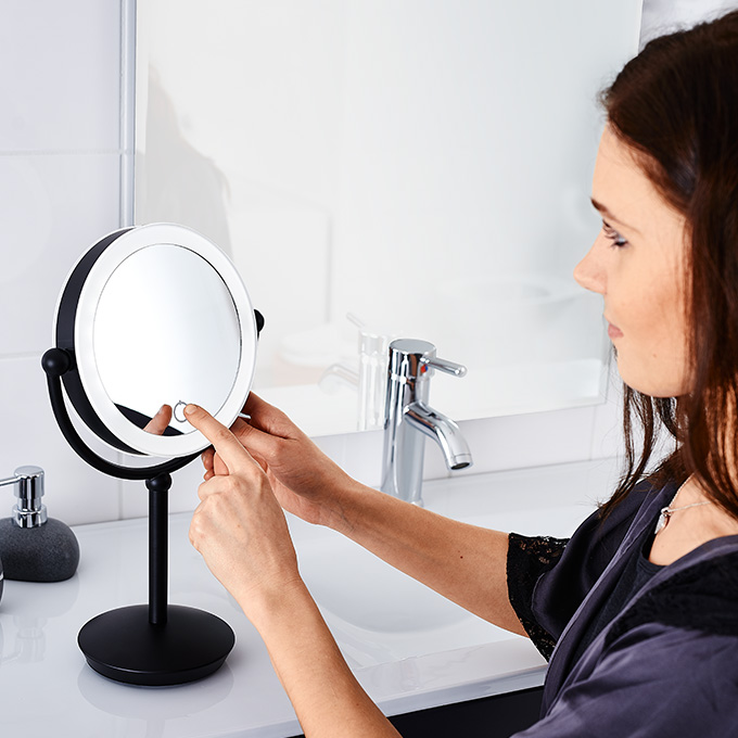 Spiegel mit integrierter Beleuchtung