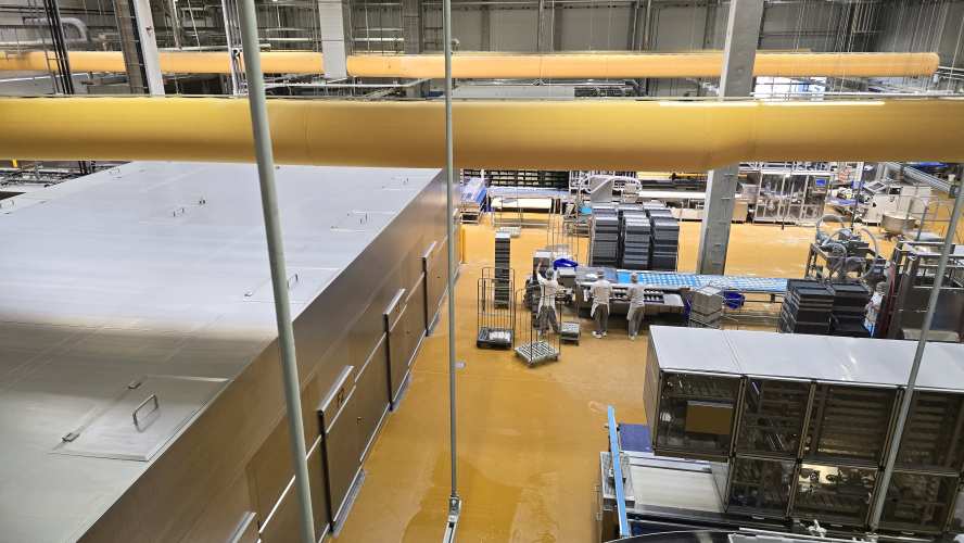 Ansicht der Produktionsstätte der Bäckerei Schäfer von oben auf die Maschinen