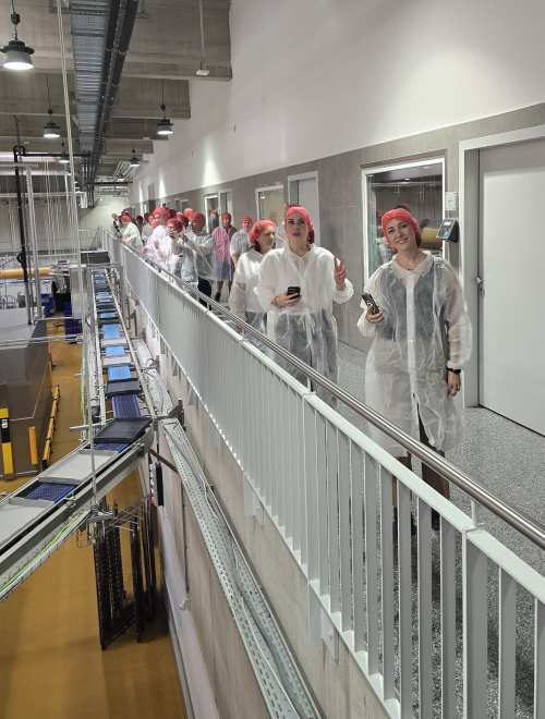 Mitarbeiter der Firma Ridder in Hygienekleidung und Haarnetz