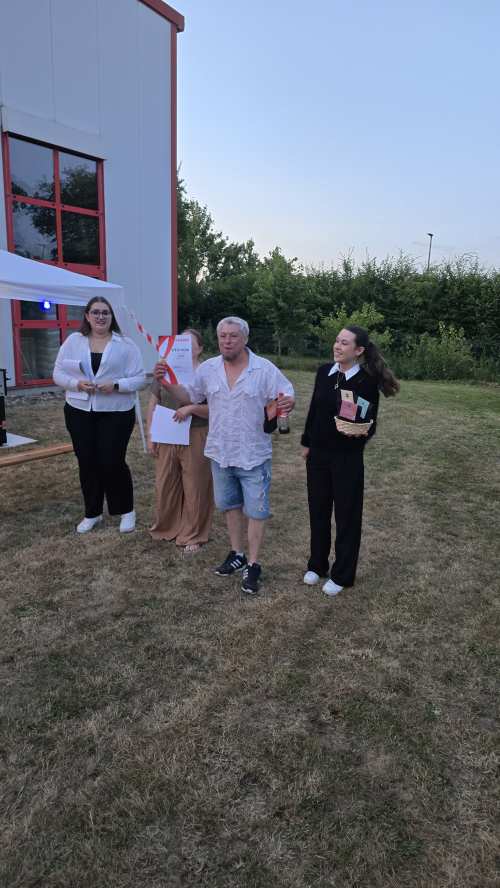 Urkundenverleih an den Gewinner des Nagel-Turniers