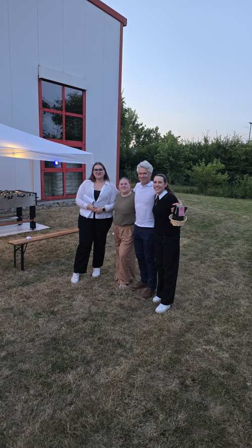 Überreichung der Urkunde an den Gewinner des Kicker-Turniers